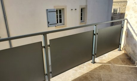 Création et installation d'un garde-corps en acier thermolaqué d'une terrasse à Montpellier - SOUDINOX